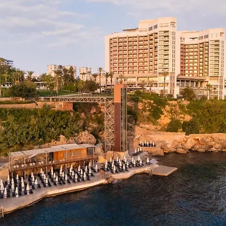 מלון Akra 5*